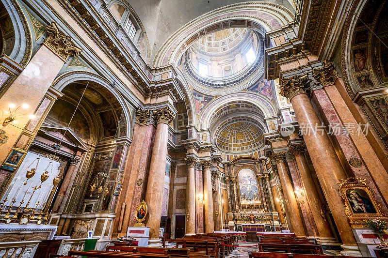 位于罗马中心的桑蒂西马Trinità dei Pellegrini教堂的宏伟内部